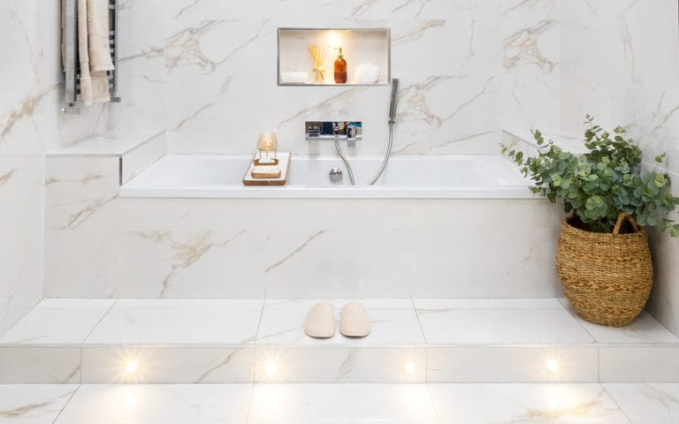 Bath nook in marble effect porcelain tile